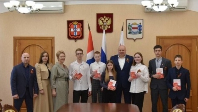 Сергей Шелест вручил паспорта юным омичам в канун юбилея Победы 