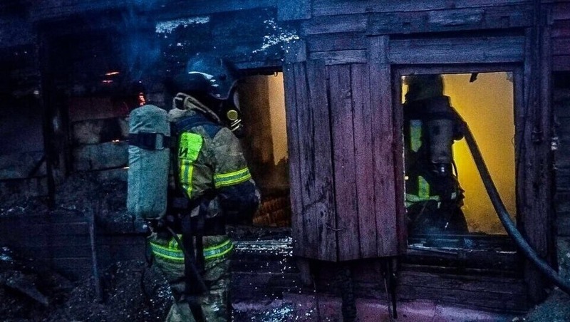 Два жилых дома сгорели в частном секторе Омска