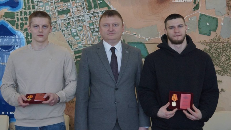 Двум жителям Челябинской области вручили госнаграды за участие в параде Победы