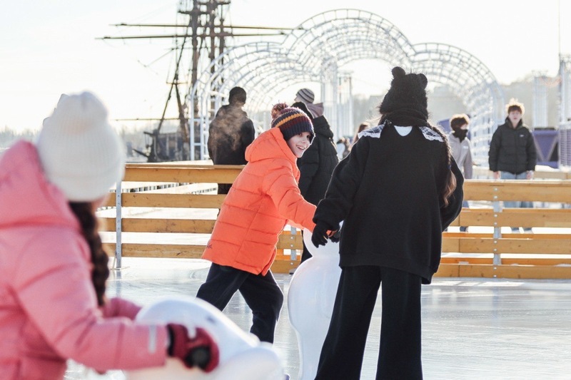 Более 1,5 тыс. человек посетили  каток на Адмиралтейской площади в первый день работы
