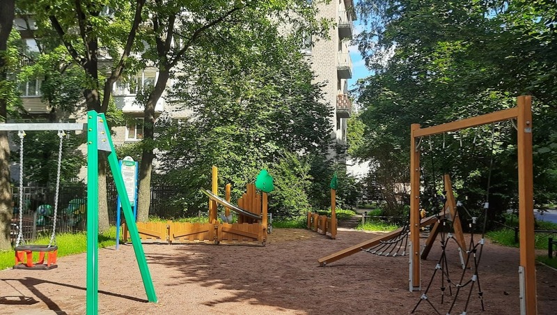 7 детских площадок отремонтировали в Нарвском округе