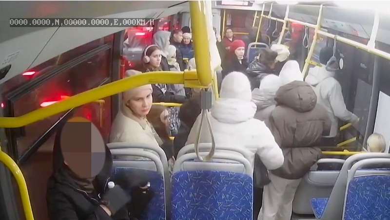 Пьяный казанец облил алкоголем кондуктора в автобусе и скрылся