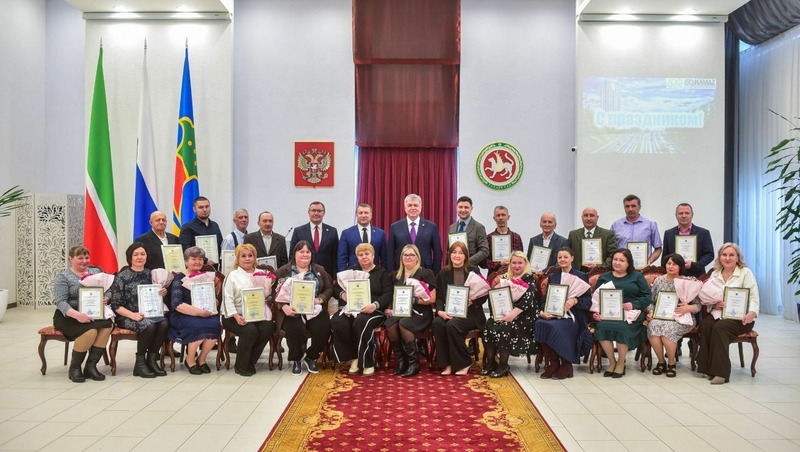 Н.Магдеев наградил 25 сотрудников сферы ЖКХ в честь профессионального праздника