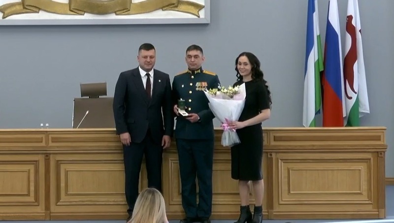 Р.Мавлиев наградил орденом Шаймуратова лейтенанта из Уфы Булата Гильманова