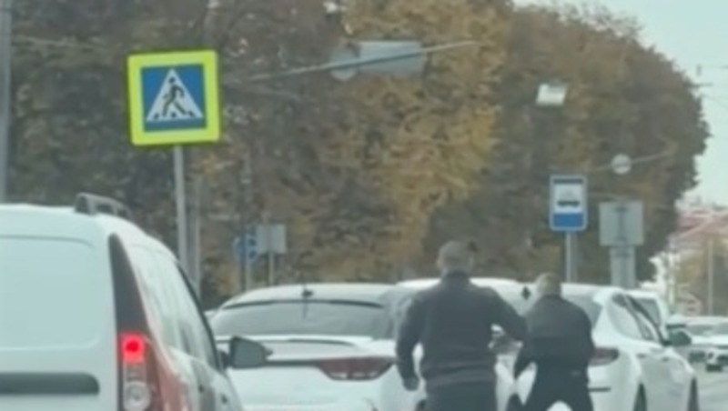 Мужчина напал на одного из водителей на ул. Николая Ершова в Казани