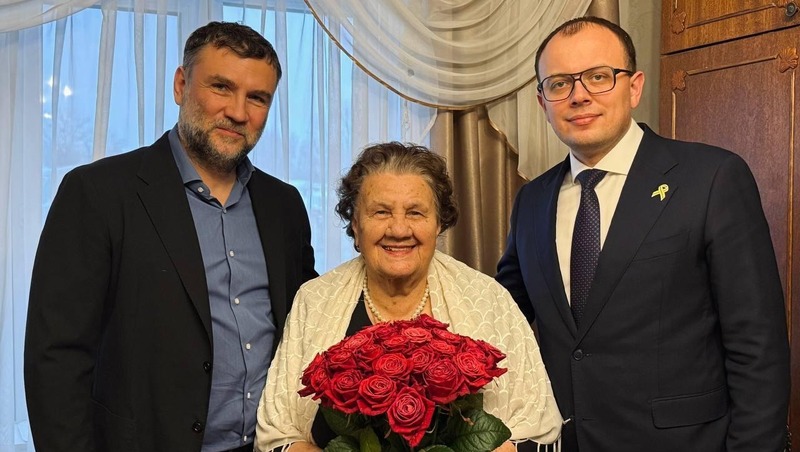 Разумишкин лично поздравил 95-летнюю героиню труда Татьяну Захарову с днём рождения