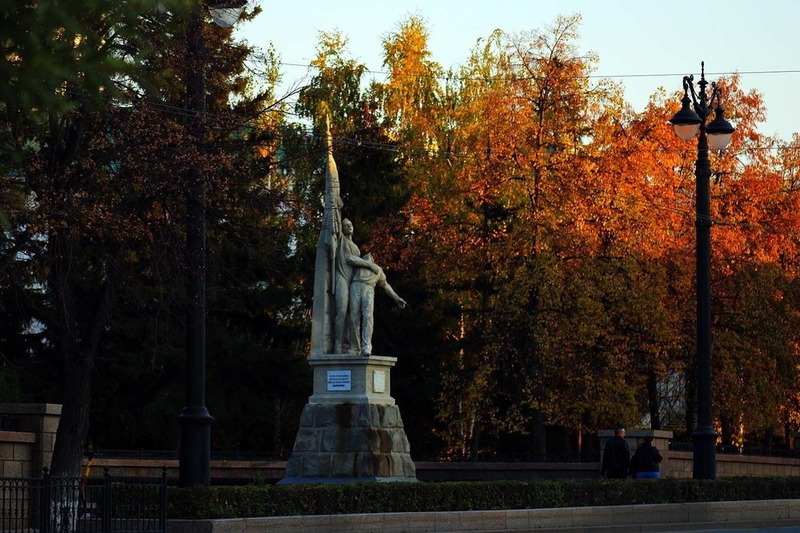В центре Омска стартовали работы по очистке памятника Борцам революции