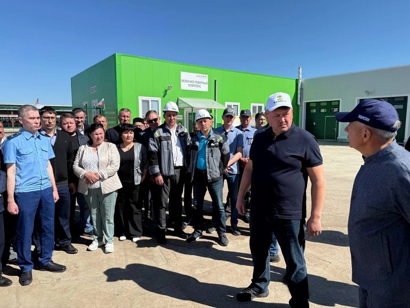 Минниханов осмотрел ход весенне-полевых работ в Кайбицком районе
