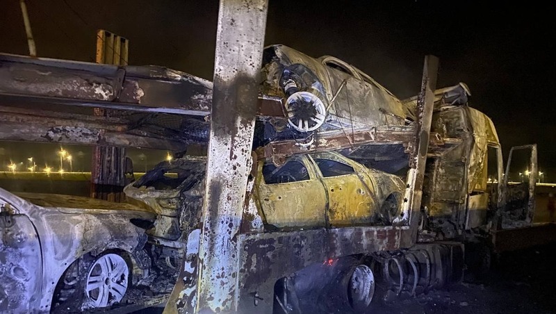 Автовоз с легковыми автомобилями вспыхнул ночью в Арзамасе