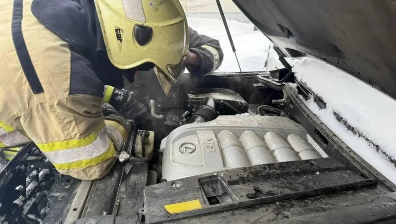 Из-за неисправной проводки загорелась машина в Магадане