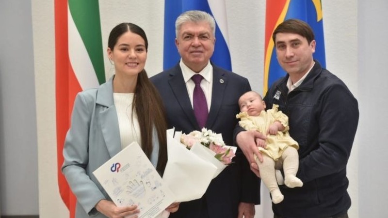 Магдеев вручил 22 челнинским парам сертификаты на материнский капитал