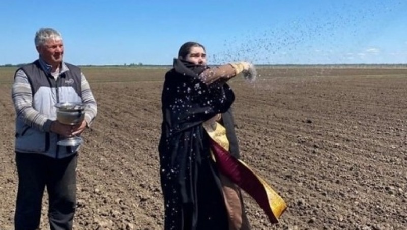 Омские крестьяне пригласили священника для благословения урожая