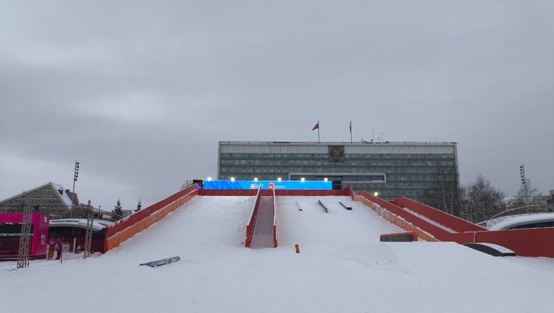 8-метровая горка и ледовый городок открылись на эспланаде в Перми