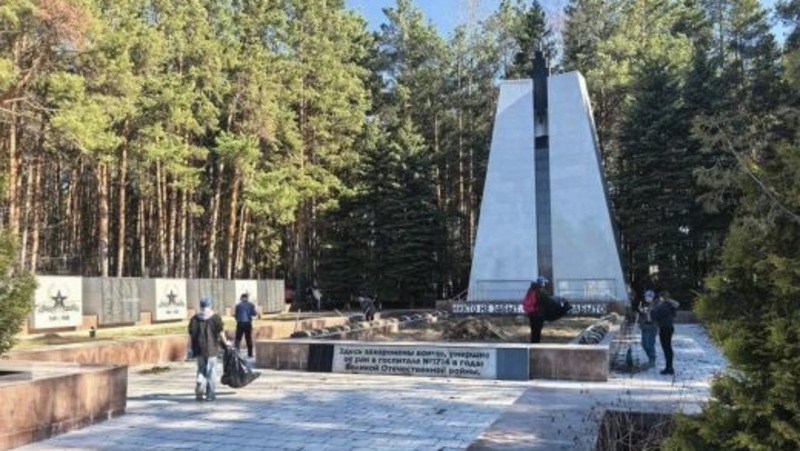 Свердловские волонтёры благоустроили одно из крупнейших воинских захоронений в регионе