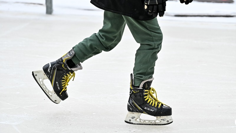 Бесплатный каток с иллюминацией открылся в Калининском районе Челябинска