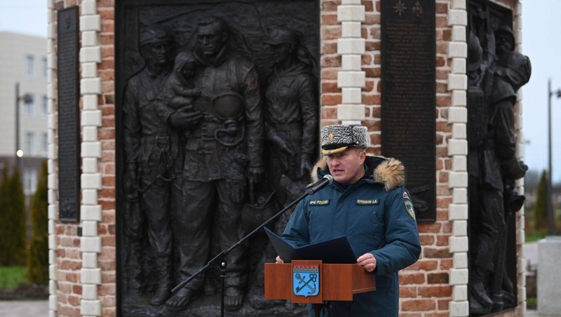 Сквер спасателей и монумент героям-пожарным открыли в Ленобласти