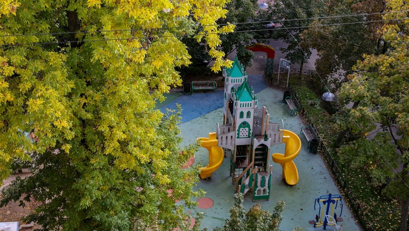 Петербург благоустроит около 500 дворов и общественных зон в 2025 году