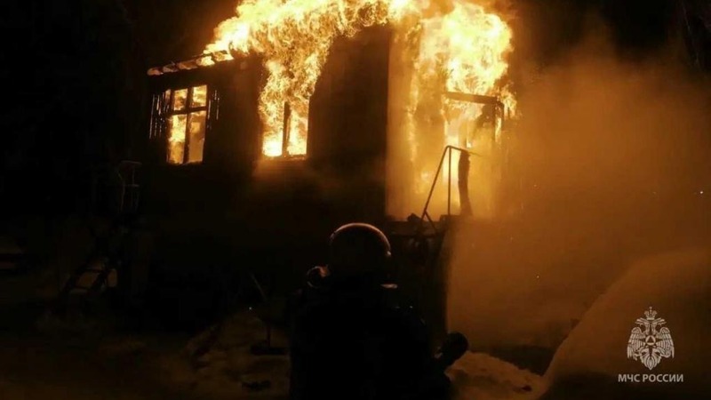 В Омске пожарные спасли автомобили от горящей сторожки