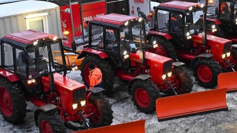 44 единицы новой спецтехники передали омским дорожникам