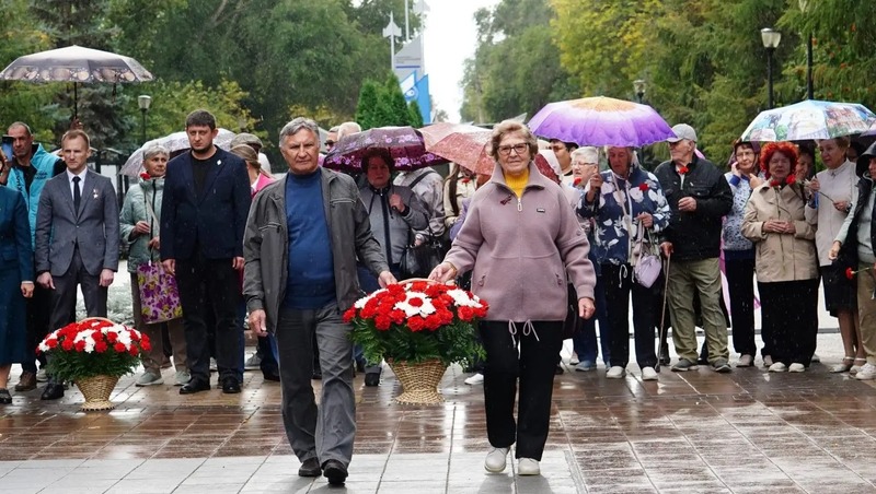 Цветы в память о героях ВОВ возложили к стеле трудовой доблести в Самаре
