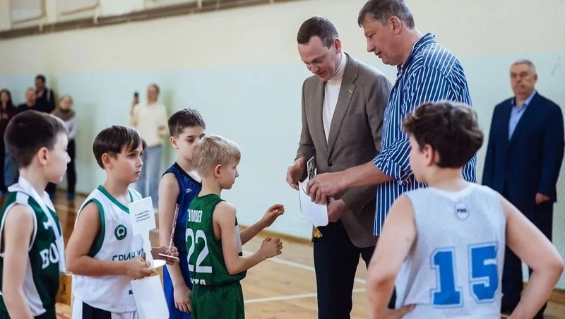 Малков наградил победителей межрегионального турнира по баскетболу в Рязани