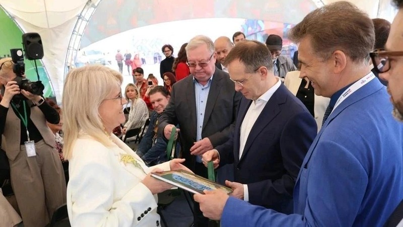 Сбер представил книгу о великих петербуржцах, созданную в соавторстве с ИИ