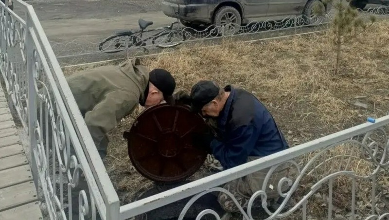 Неизвестные залили канализацию нефтепродуктами в поселке Усть-Омчуг на Колыме