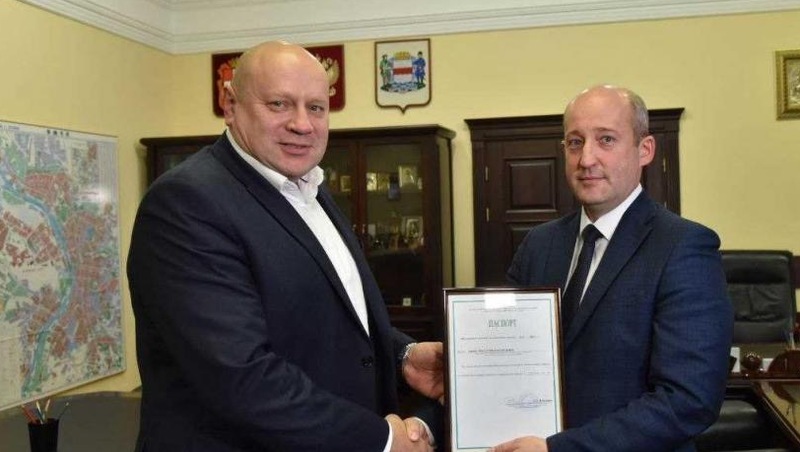 Мэру Шелесту вручили паспорт готовности Омска к зиме