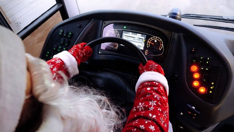 Водители и кондукторы автобусов переоделись в костюмы Дедов Морозов и Снегурочек в Петербурге