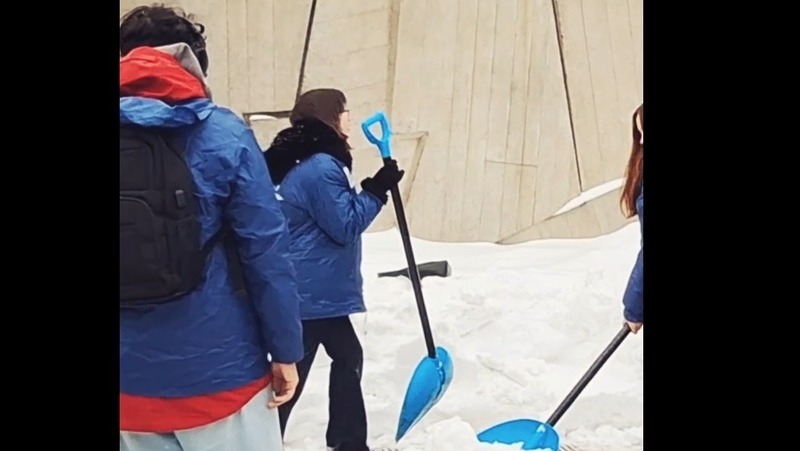 Более 100 волонтёров и студентов очистили Монумент героическим защитникам Ленинграда от снега
