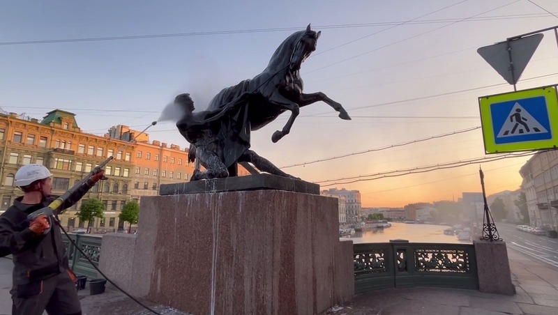 В Петербурге привели в порядок скульптурную группу «Укрощение коней» на Аничковом мосту