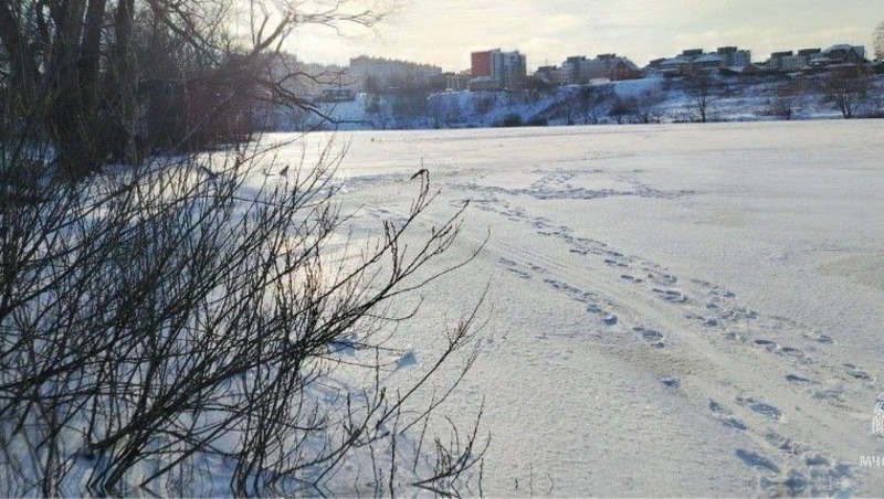 Мужчина спас провалившегося под лед пенсионера в Осиново