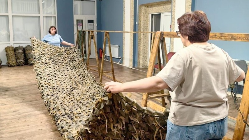 100-ю маскировочную сеть сплели волонтеры Сеймчана