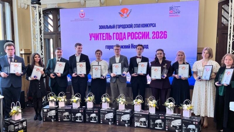 Шалабаев поздравил Романа Смирнова с победой на городском этапе конкурса «Учитель года России»