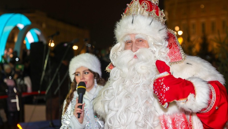 Дед Мороз из Великого Устюга зажёг огни на главной новогодней ёлке Петербурга