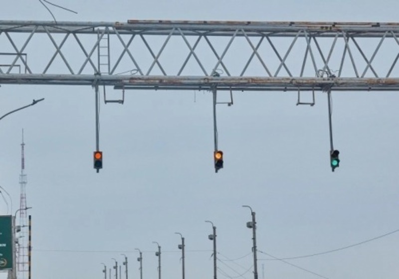В Омске изменилась работа светофора у моста 60-летия ВЛКСМ