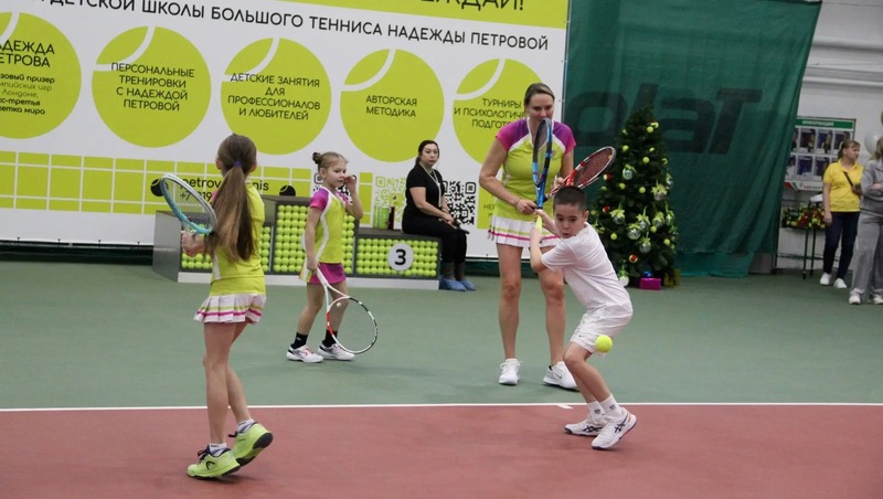 Олимпийский призёр Петрова провела мастер-класс для юных теннисистов в Елабуге