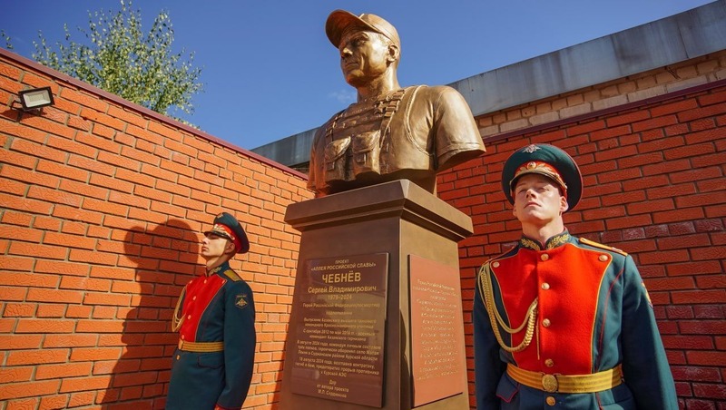 Бюст-памятник Герою России Сергею Чебнёву открыли в Казани