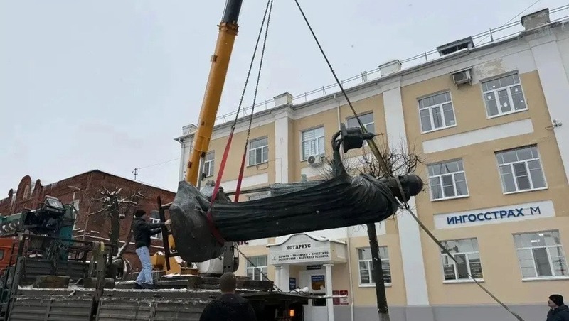 Памятник Юрию Долгорукому начали устанавливать в центре Владимира 