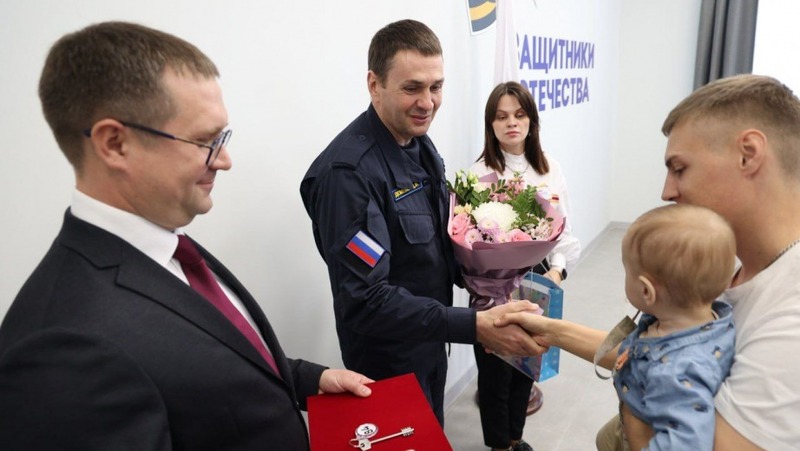 Демешин вручил ключи от нового жилья и специализированный автомобиль участникам СВО