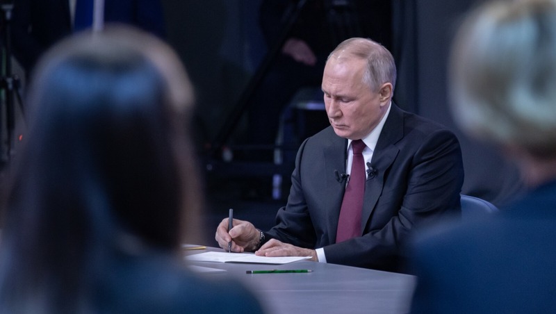 Путин наградил почётного гражданина Петербурга Василия Волобуева орденом Александра Невского
