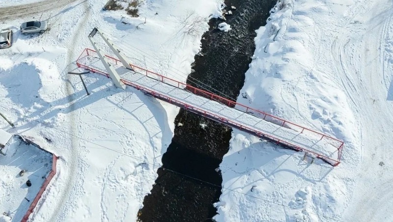 Новый пешеходный мост построили через реку Магаданку