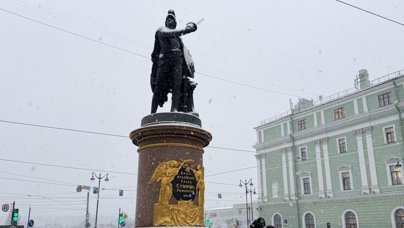 Цветы к памятнику Суворову в день 295-летия полководца возложили в Петербурге