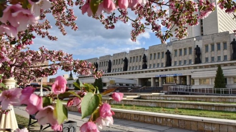 В.Путин наградил директора библиотеки им. Пушкина «За труды в культуре и искусстве»