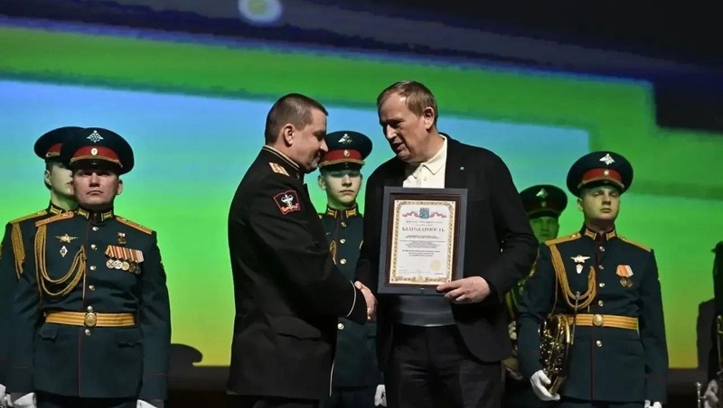 Дрозденко вручил награды отличившимся военнослужащим в День защитника Отечества