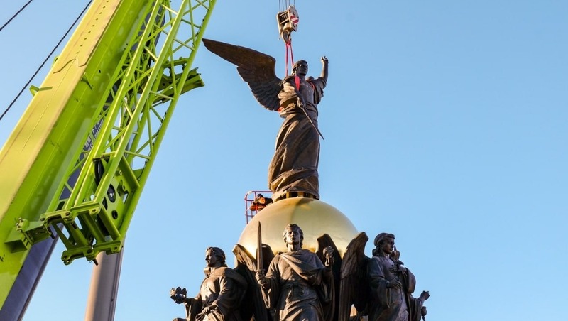 17-метровую скульптуру Архангела Михаила установили у кафедрального собора в Челябинске