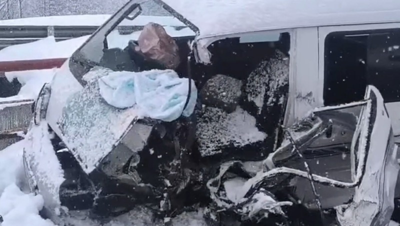 Женщину увезли на скорой после ДТП на Колымской трассе