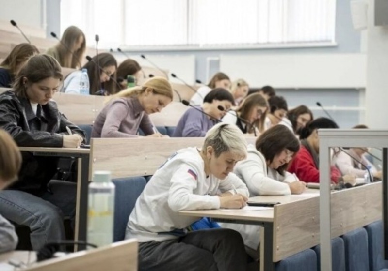 Более 2 000 омичей приняли участие в «Тотальном диктанте»