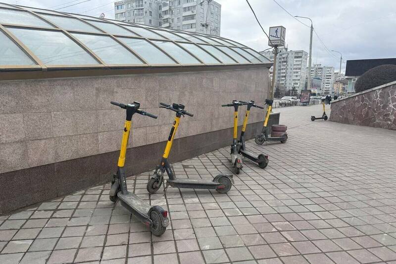 В Омске вводят запрет на парковку самокатов в центре