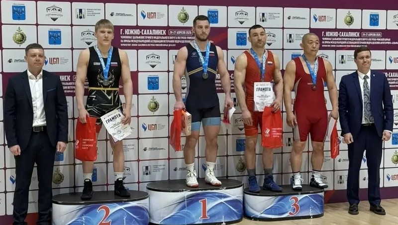 Колымчанин завоевал серебро на чемпионате ДФО по греко-римской борьбе
